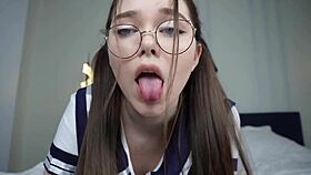 Мамка му, тази ученичка копнее да я пробляскат в училищната униформа!