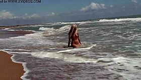 Hej, viděl jsi krásnou 18+ Agnes koupat se nahou v oceánu?