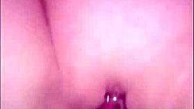 Şıllık MILF krema dolma öncesi cam boncuklarla oynuyor