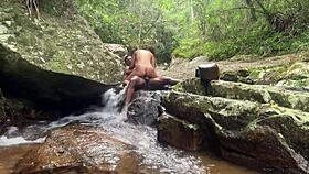 Casal pervertido flagrado fodendo na trilha da cachoeira
