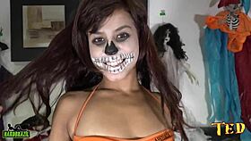 O Halloween do Ted está começando com a bruxa novinha em uma DP - Goddess Donabella