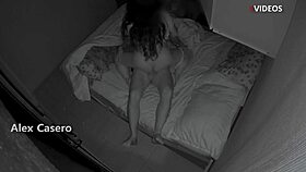 تسللت إلى غرفة أختي غير الشقيقة وانتهى الأمر بالنيك القوي