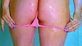 Možeš li da podneseš ove latino fakultetske devojke koje otkrivaju mokre ružičaste tangice u tušu?