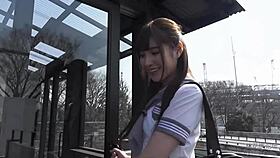What does Hashimoto Arina wear in her music video?