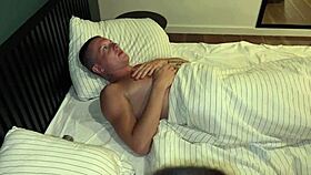 คู่รักกระแทกหีแน่นของภรรยาคักโค้ลด์ที่ปาร์ตี้ เธอโดนดูดลึกขณะเขาดูไม่ไหว!