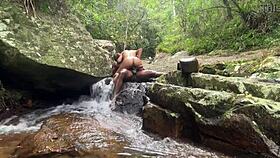 Casal pervertido flagrado fodendo na trilha da cachoeira