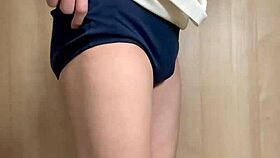 テニスクラブのティーン18+がユニフォームでショーツの下に巨大ブチプラグを入れて遊ぶ