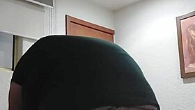 montando a mi hombre con pasión. esta shemale mexicana sabe cómo hacerlo.