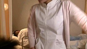 日本护士在坂村医院学独特治疗方法给病人