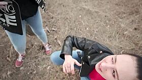 Ehi, controlla queste due troie calde che si filmano a vicenda con il mio cazzo all'aperto! Hanno guadagnato una sborrata massiccia!