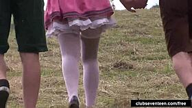 Νεαρή με κοτσίδες 18+ παίρνει δύο τύπους για εξωτερικό σκληρό σεξ.