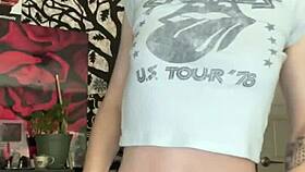 Super kleine 18+ 18+ Teen 18+ 18+ bringt sich zweimal hart zum Kommen