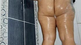 Chica Gordita Masturba no Banheiro com Chorro e Final Feliz