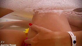 Přítel Titus se pustí do přítelkyně Jasmine ve divokém psím stylu. Kdo vyhraje tuhle parnou bitvu?