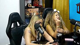 A novinha safada levantou e mostrou o cuzinho ainda piscou na c�mera bem gostoso para voc�s oque ela merece - bruna lambertini & isa moura