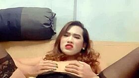 Η ladyboy Mint onανεί τον πούτσο της και καταπίνει το σπέρμα της για σένα