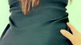 نيك مراتي بفستانها وكعبها وكيلوت الدانتيل على السرير