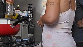 Gravida se exibindo.