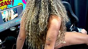 A novinha safada levantou e mostrou o cuzinho ainda piscou na c�mera bem gostoso para voc�s oque ela merece - bruna lambertini & isa moura