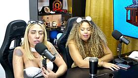 A novinha safada levantou e mostrou o cuzinho ainda piscou na c�mera bem gostoso para voc�s oque ela merece - bruna lambertini & isa moura