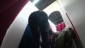 Ta temnopolta 18+ mlada nudi noro pipanje pošastnemu kurcu z curkom na koncu