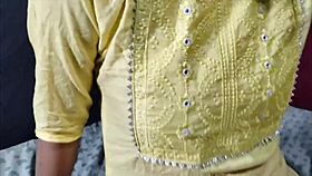 Desi bhabhi ka garam jism aur bheekari ki lambi chudai.