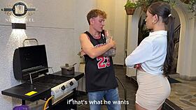 Vždycky chodím pozdě, ale jeho rychlý doggystyle před rodinnou večeří stál za to