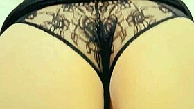 Jag knullar min fru i klänning, klackar och spetstrosor på sängen.