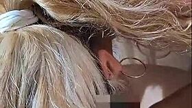 Feliz navidad cuckold pam hotwife de colegiala follando sin condon frente a marido 😈