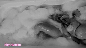 Solo Girl Masturbates Softly With Cute Ass