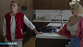 MILF สวยเซ็กซี่บน Adultmobile โดนน้ำเงี่ยนทาบทับ ลูกเลี้ยงเย็ดหน้าอกใหญ่แรงๆ!