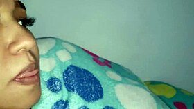 Erschöpft von der Arbeit schaue ich Pornos, während meine Frau mir einen runterholt.