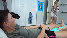 แม่เลี้ยงช่วยหนุ่ม18+ ที่ชอบเสียวตัวเองเรื้อรังในฉากเซ็กส์ MILF เข้มข้น