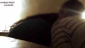 humillando al cornudo con su esposa latina en misionero profundo