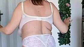 Hej, věříš tomu, že tahle bujná babička tančí v sexy prádle? Jak ona hýbe těmi punčochami?