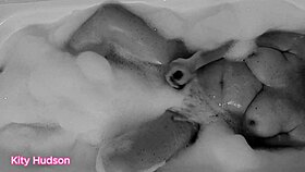 Solo Girl Masturbates Softly With Cute Ass