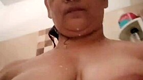 Watch this Colombian milf masturbate.