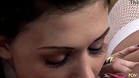 cítím se tak zlobivě po hodině ponořuju se do lysé pičky v punčochách a podpatcích líbám a drkám jako blázen