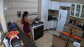 Cozinhando para meu amante enquanto meu marido corno trabalha 😏