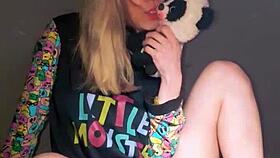 I, Bonneyuwu, masturbatin' with dildo in pajamas, oh god.