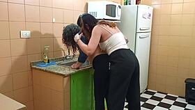 Каждый раз, когда приходит сосед, мы мастурбируем вместе