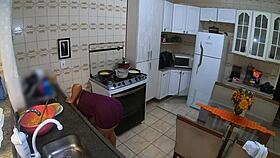 Cozinhando para meu amante enquanto meu marido corno trabalha 😏