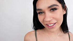 Obsédé par la petite gymnaste 18+ Delilah Dagger et son casting creampie