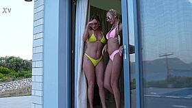 Sdílení intenzivních zlatých sprch v ranní mlze