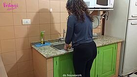 Каждый раз, когда приходит сосед, мы мастурбируем вместе