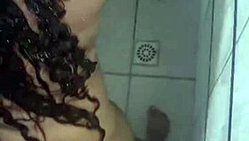 Nahol som sa cez veľkú riť mojej nevlastnej mamy pri čítaní, jazdím jej prirodzené prsia 😏