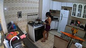 Cozinhando para meu amante enquanto meu marido corno trabalha 😏