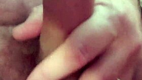 je me branle dans la voiture sur un parking public avec un gros monstre de bite