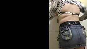 No Banheiro De Sainha Curta