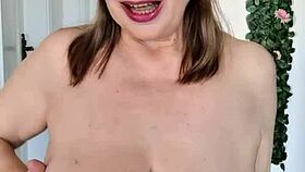 Nonna calda attira con lingerie per pompino e titfuck